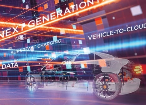 Transparentes Auto in futuristischer Stadt
